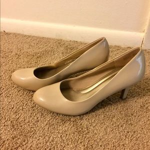 Nude Pumps